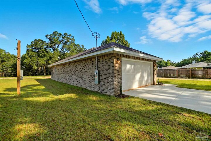 Property Photo:  7616 Homerun Rd  FL 32583 