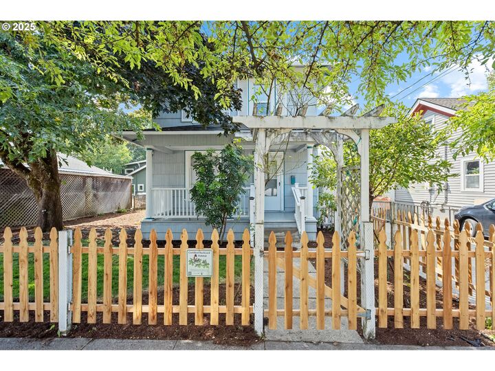 Property Photo: 9116 N Syracuse St OR 97203