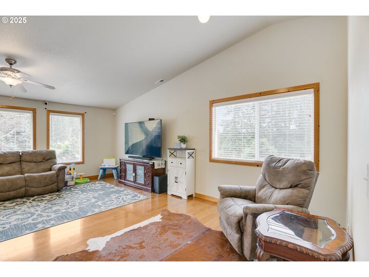 Property Photo:  32698 Berry Hill Ln  OR 97051 