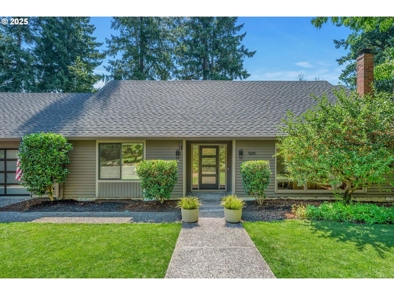 Property Photo: 7410 SW Pineridge Ct OR 97225