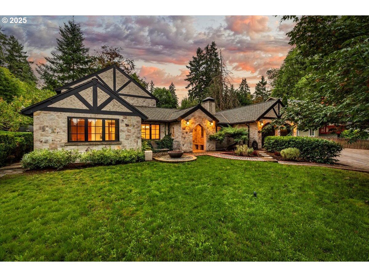 Property Photo:  1724 Oak St  OR 97034 