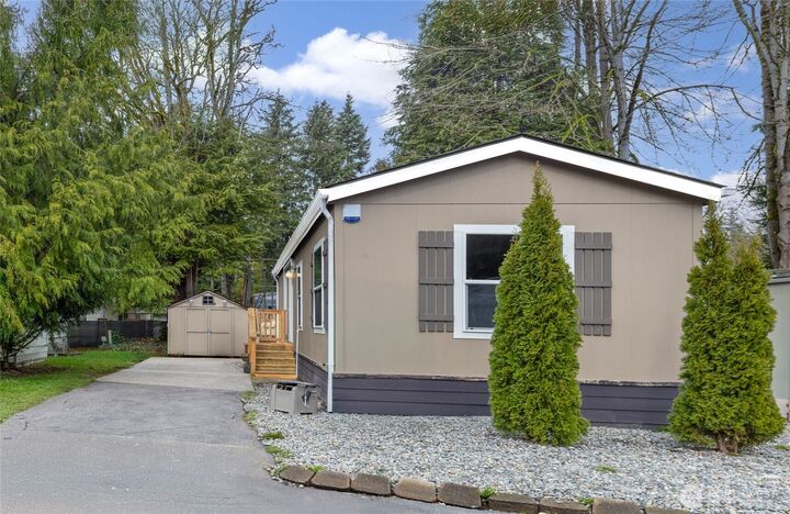 Property Photo:  3105  M Street SE 10  WA 98002 