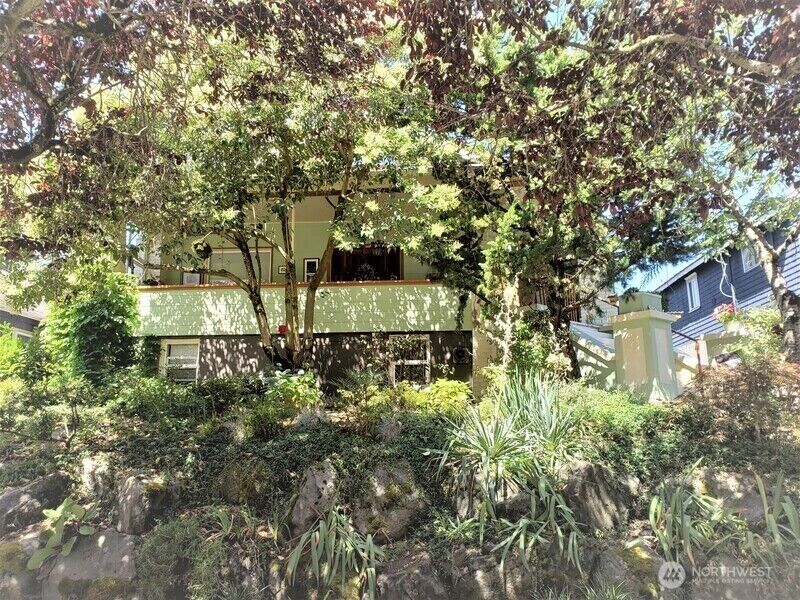 Property Photo:  5833  Woodlawn Avenue N Rear  WA 98103 