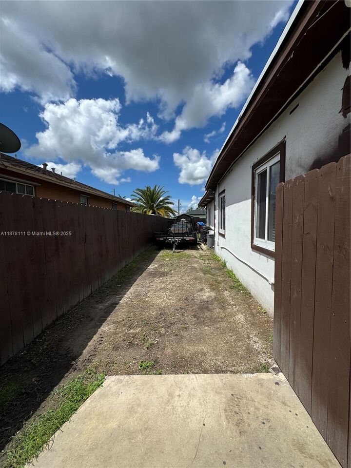Property Photo:  716 SW 11th Ave  FL 33030 