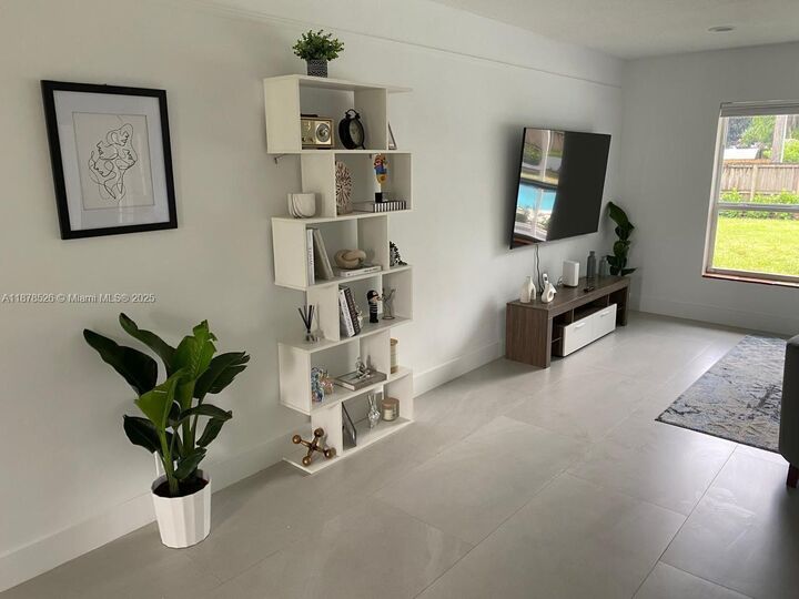 Property Photo: 1438 Harrison St FL 33020