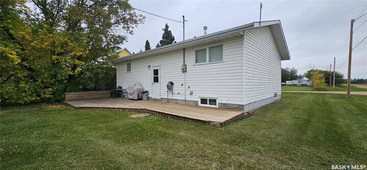 Property Photo:  65 2nd Street W  SK S0E 1V0 