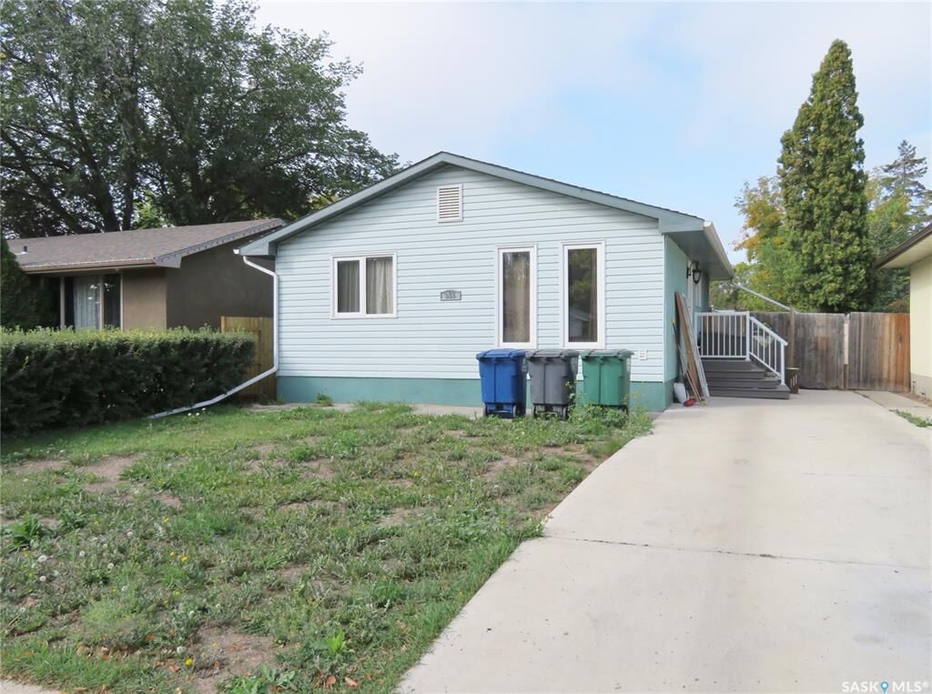 Property Photo:  933 Macklem Drive  SK S7L 4R7 