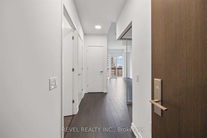 Property Photo: 39 Roehampton Avenue 1210 ON M4P 1P9