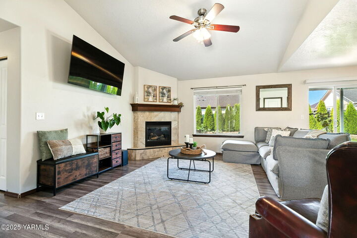 Property Photo:  2102 S 60th Ave  WA 98903 