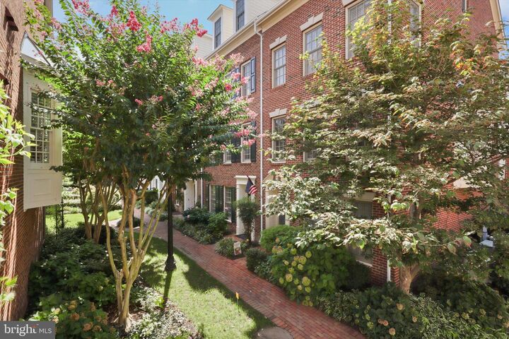 Property Photo:  1223 Roundhouse Lane  VA 22314 