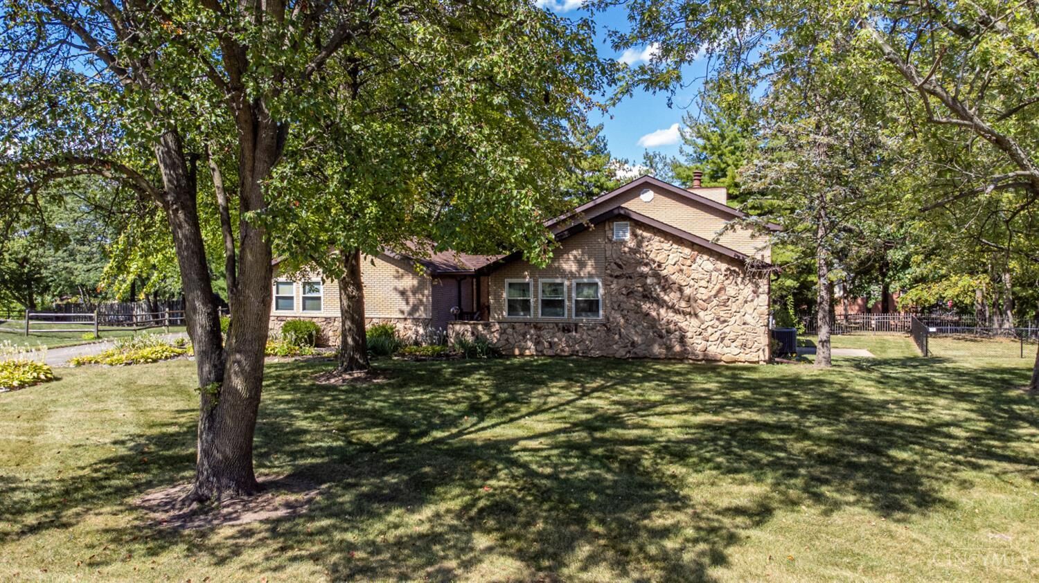 Property Photo:  1074 Willow Lane  OH 45040 