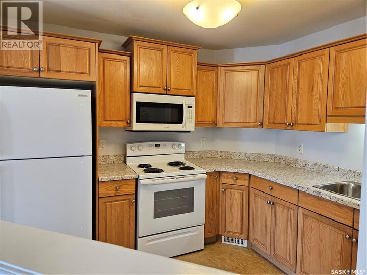 302 3946 Robinson Street  Regina SK S4S 3C8 photo