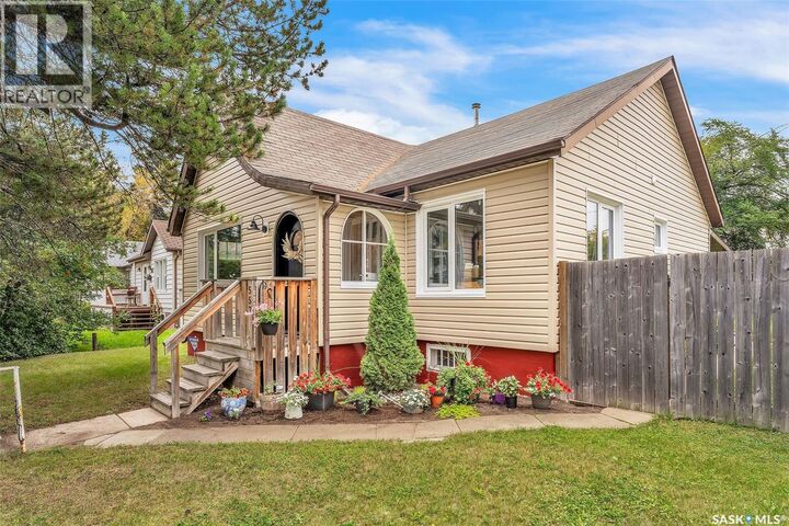 Property Photo:  557 13th Street W  SK S6V 3G8 