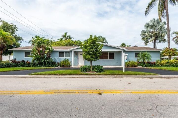 Property Photo: 818 N 12th Ave FL 33019