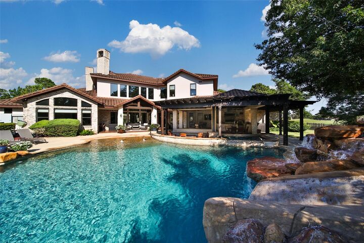 Property Photo:  2 Highclere Park Drive  TX 77379 