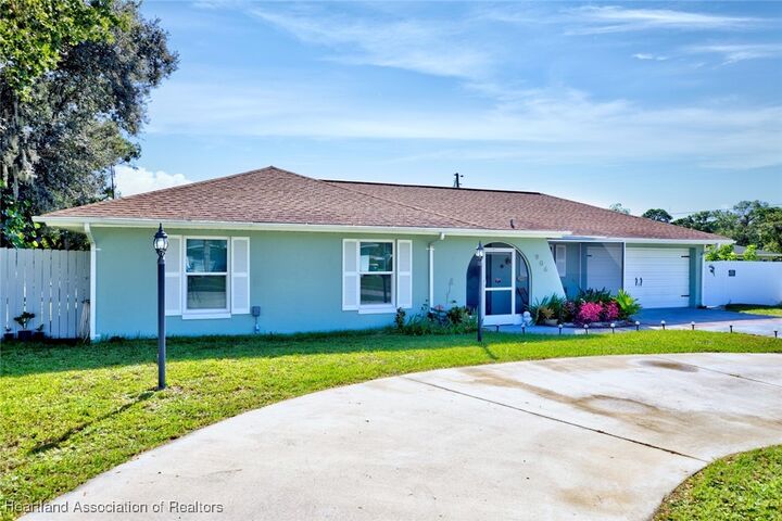 Property Photo:  906 Corvette Avenue  FL 33872 
