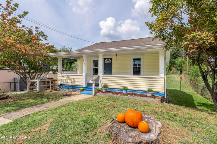 Property Photo: 1915 McCroskey Ave TN 37917