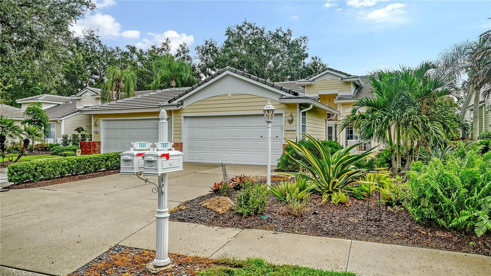 Property Photo:  7607 Whitebridge Glen  FL 34201 