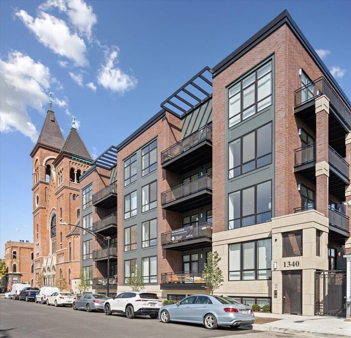 1340 W Chestnut Street 301  Chicago IL 60642 photo