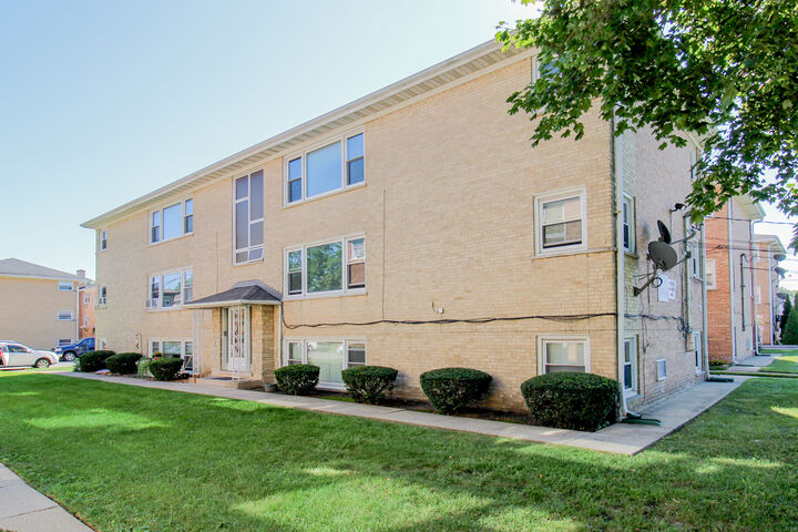 Property Photo:  6920 N Rosemary Lane 1W  IL 60714 