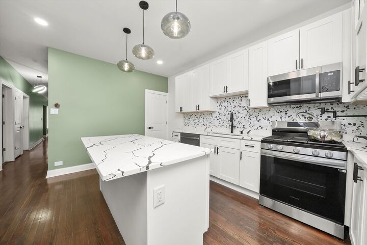 Property Photo: 7627 S Ridgeland Avenue IL 60649