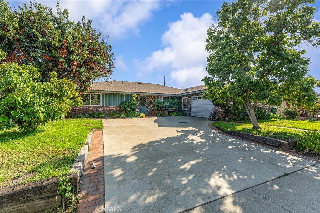 Property Photo:  562 E Allen Avenue  CA 91773