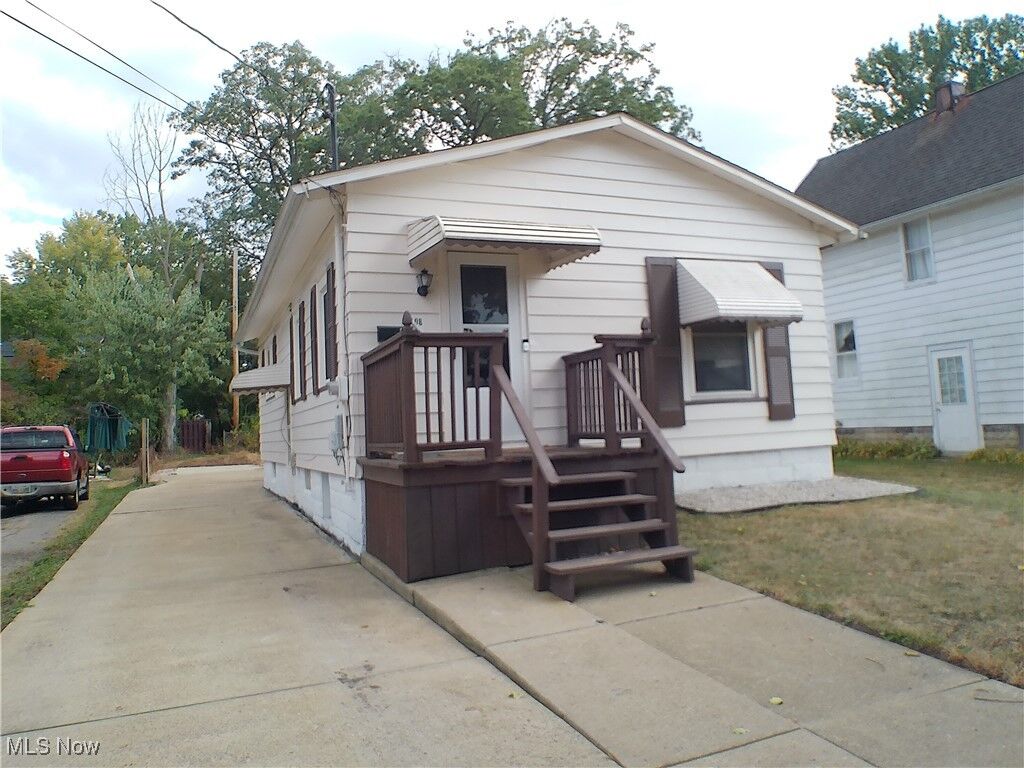 Property Photo:  408 Kenilworth Avenue NE  OH 44483 