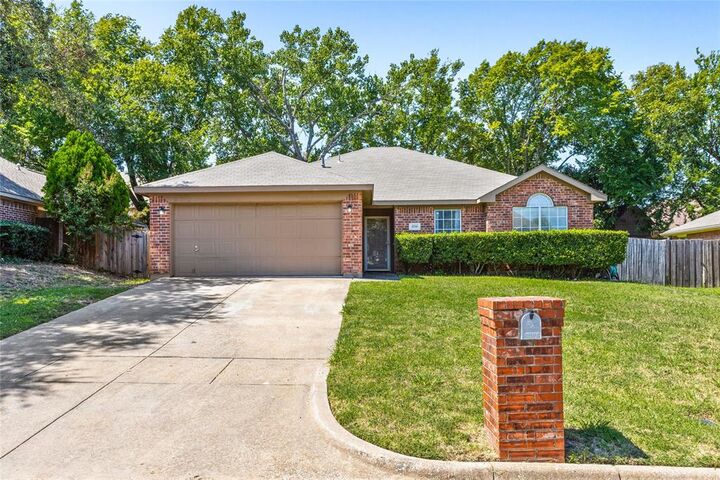Property Photo: 4730 Lennon Avenue TX 76016