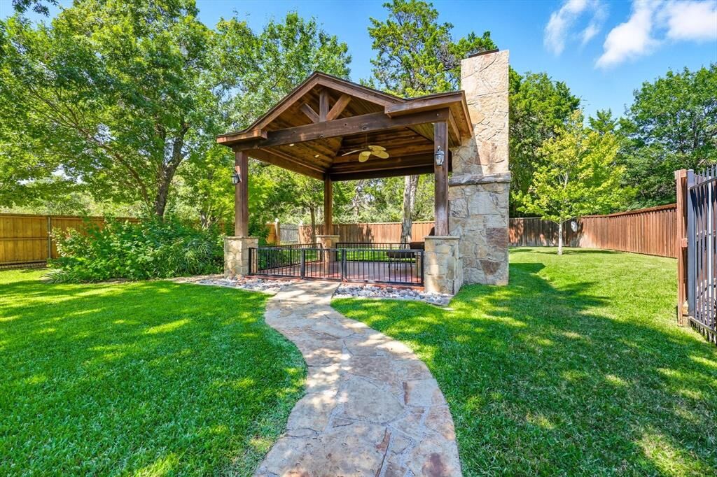 Property Photo: 8 Equestrian Trail TX 75116