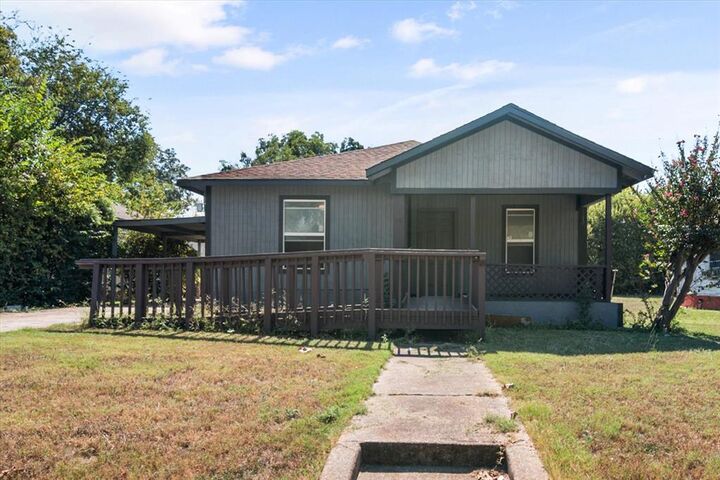 Property Photo: 1038 E Maddox Avenue TX 76104