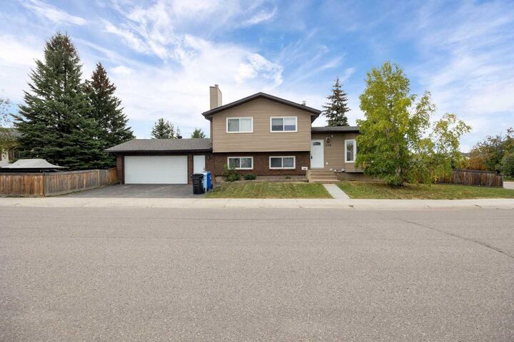 Property Photo: 206 Leigh Crescent AB T9K 1N4