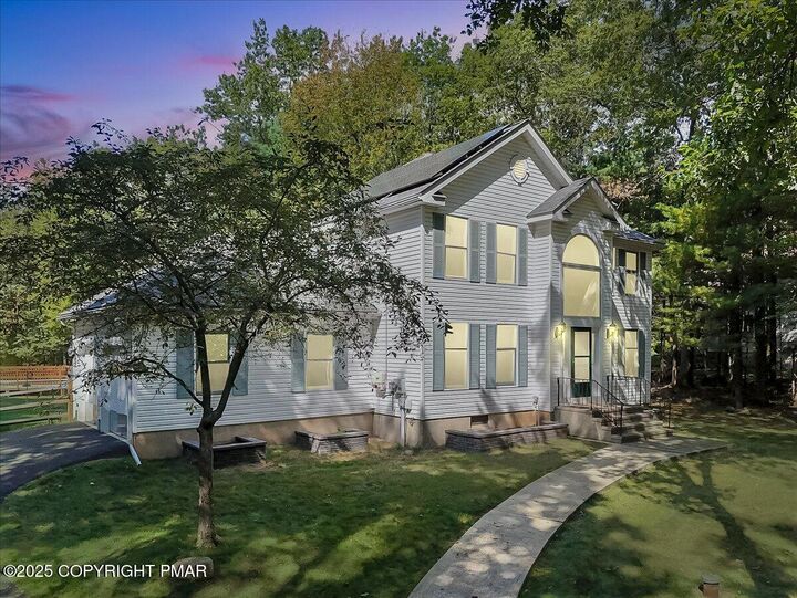Property Photo:  9 Rollingwood Trail  PA 18353 