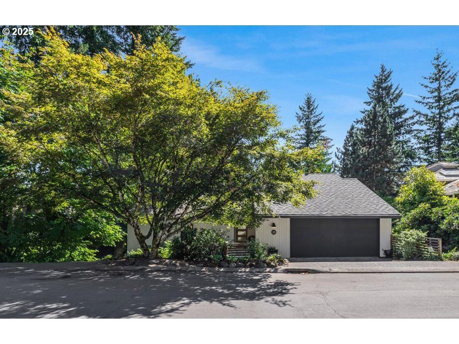 Property Photo:  25 Becket St  OR 97035 