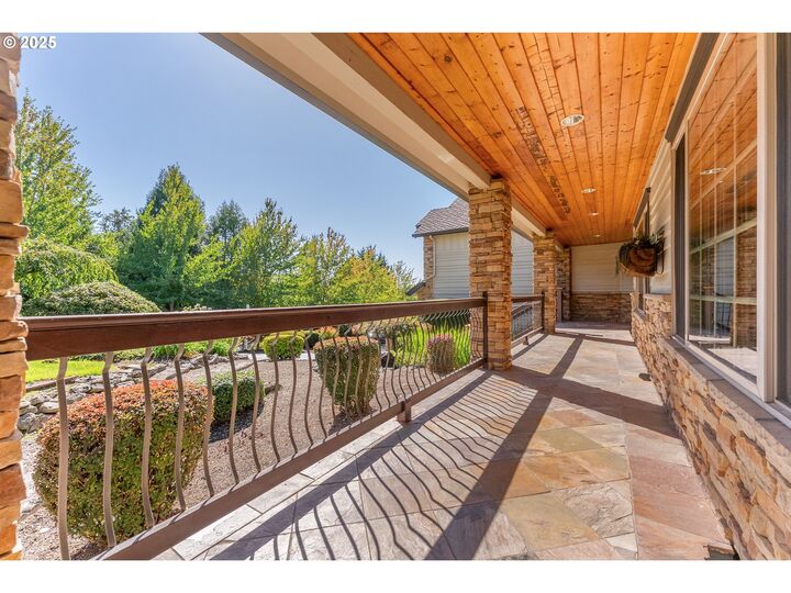 Property Photo:  6145 SW Sweetbriar Ct  OR 97221 