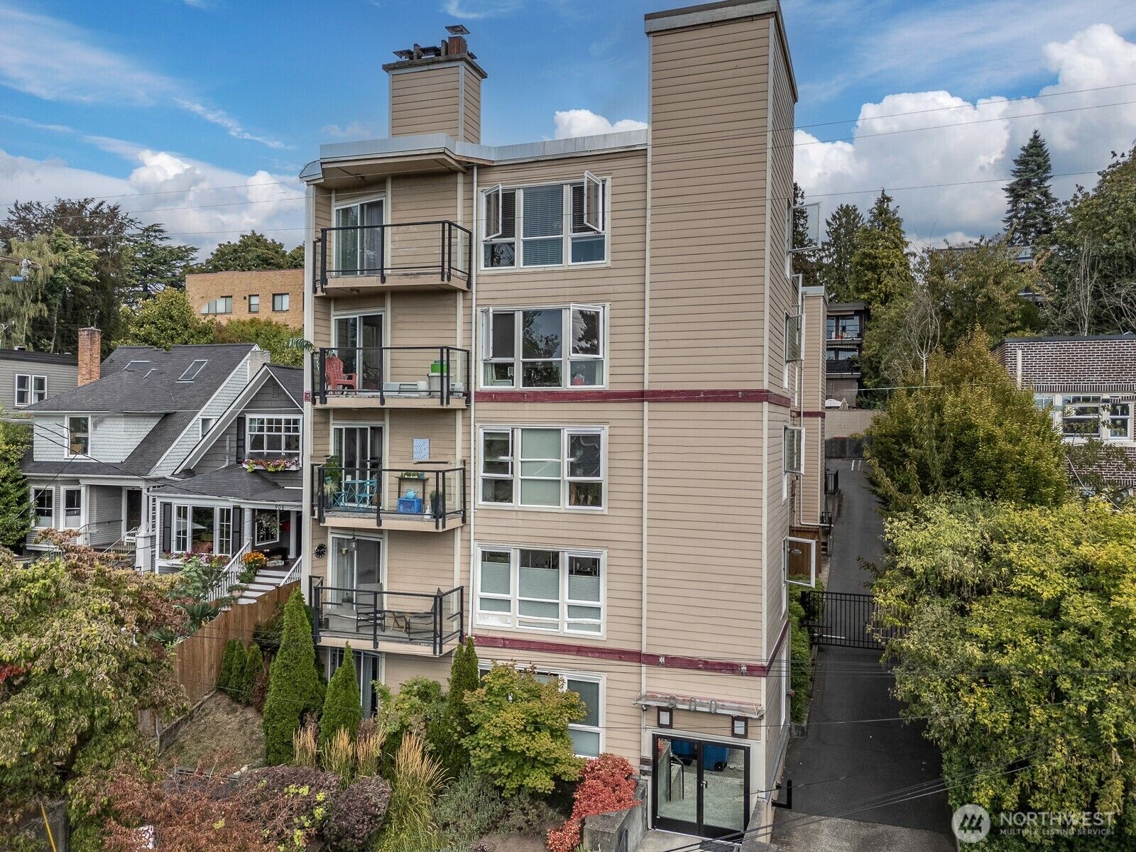 Property Photo:  900  Summit Avenue E 303  WA 98102 