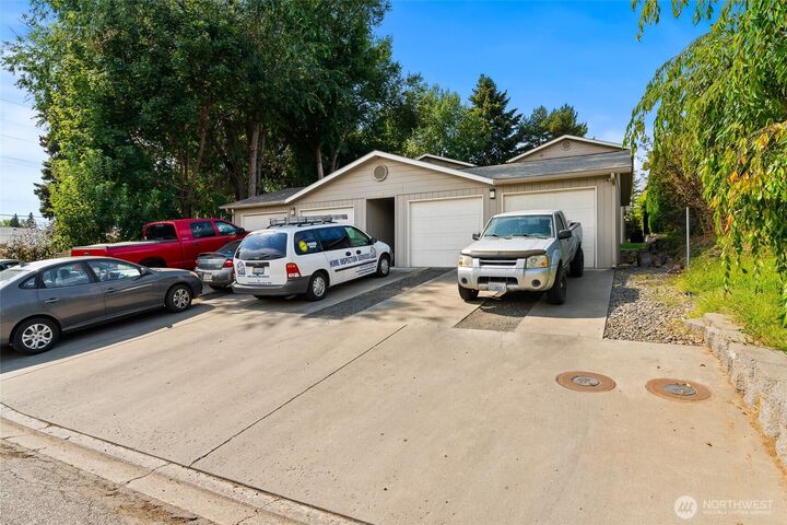 Property Photo:  1014 S 18th Avenue  WA 98902 