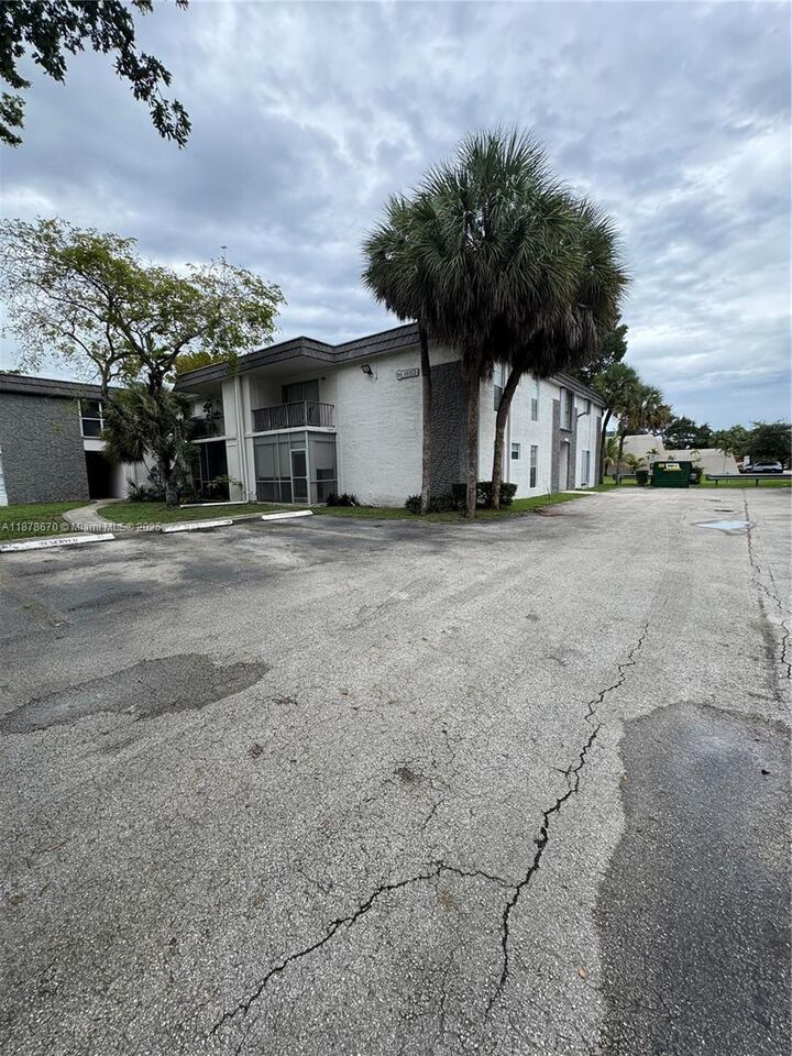 Property Photo: 10353 N Kendall Dr Bb2 FL 33176