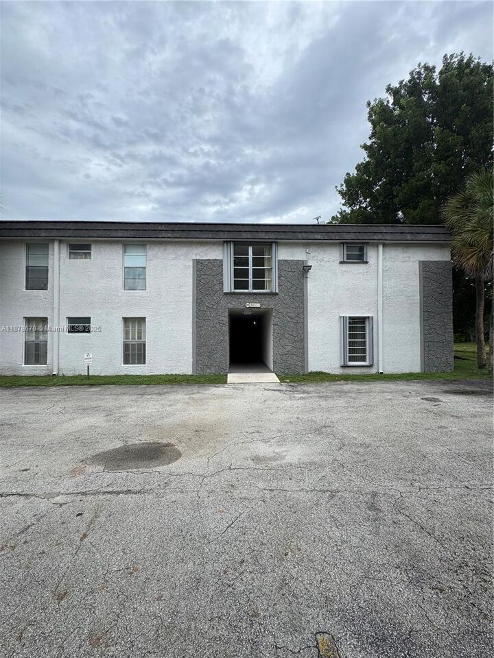 Property Photo:  10353 N Kendall Dr Bb2  FL 33176