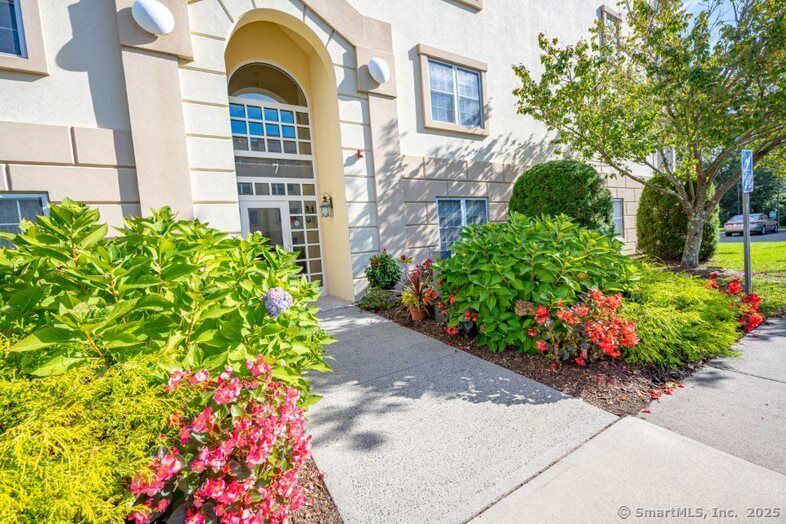Property Photo:  75 Washington Avenue 8-205  CT 06518 