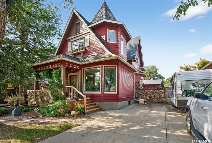 Property Photo:  1086 5th Avenue NW  SK S6H 3Y4 