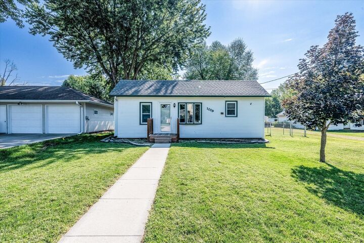 Property Photo:  1009 N Frost  Avenue  IA 51521 