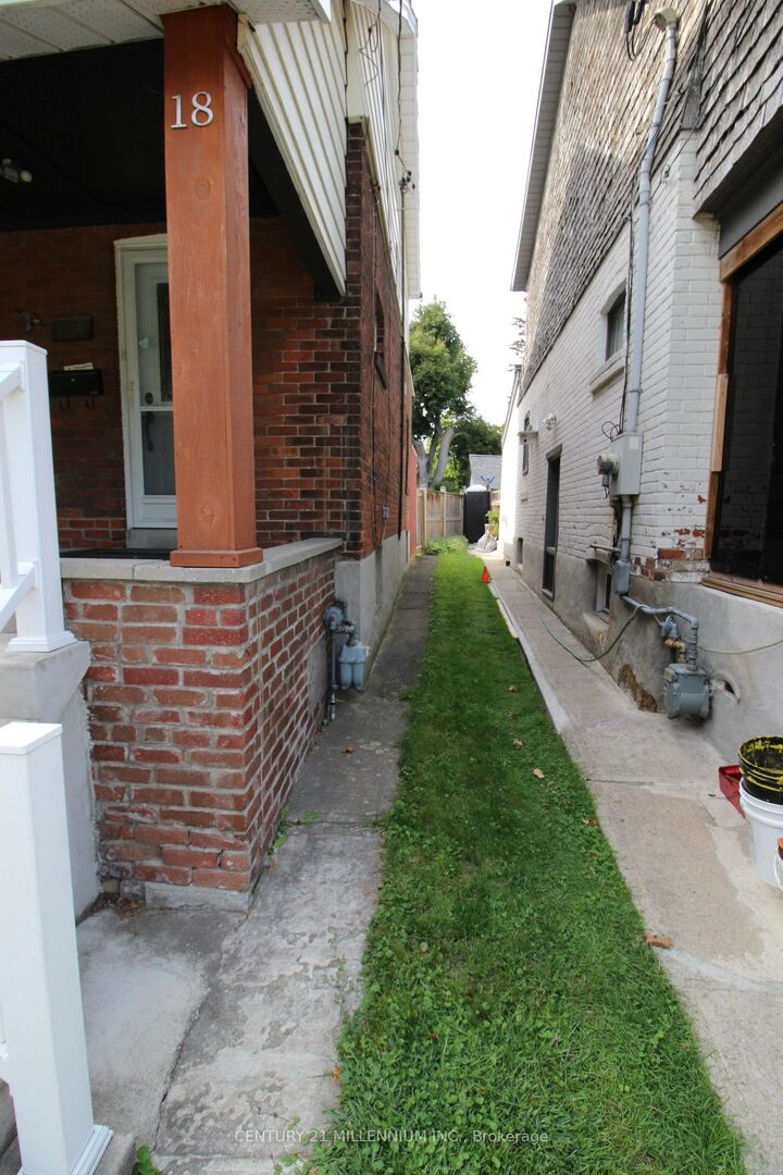 Photo de la propriété:  18 Glenvalley Drive  ON M6M 4V9