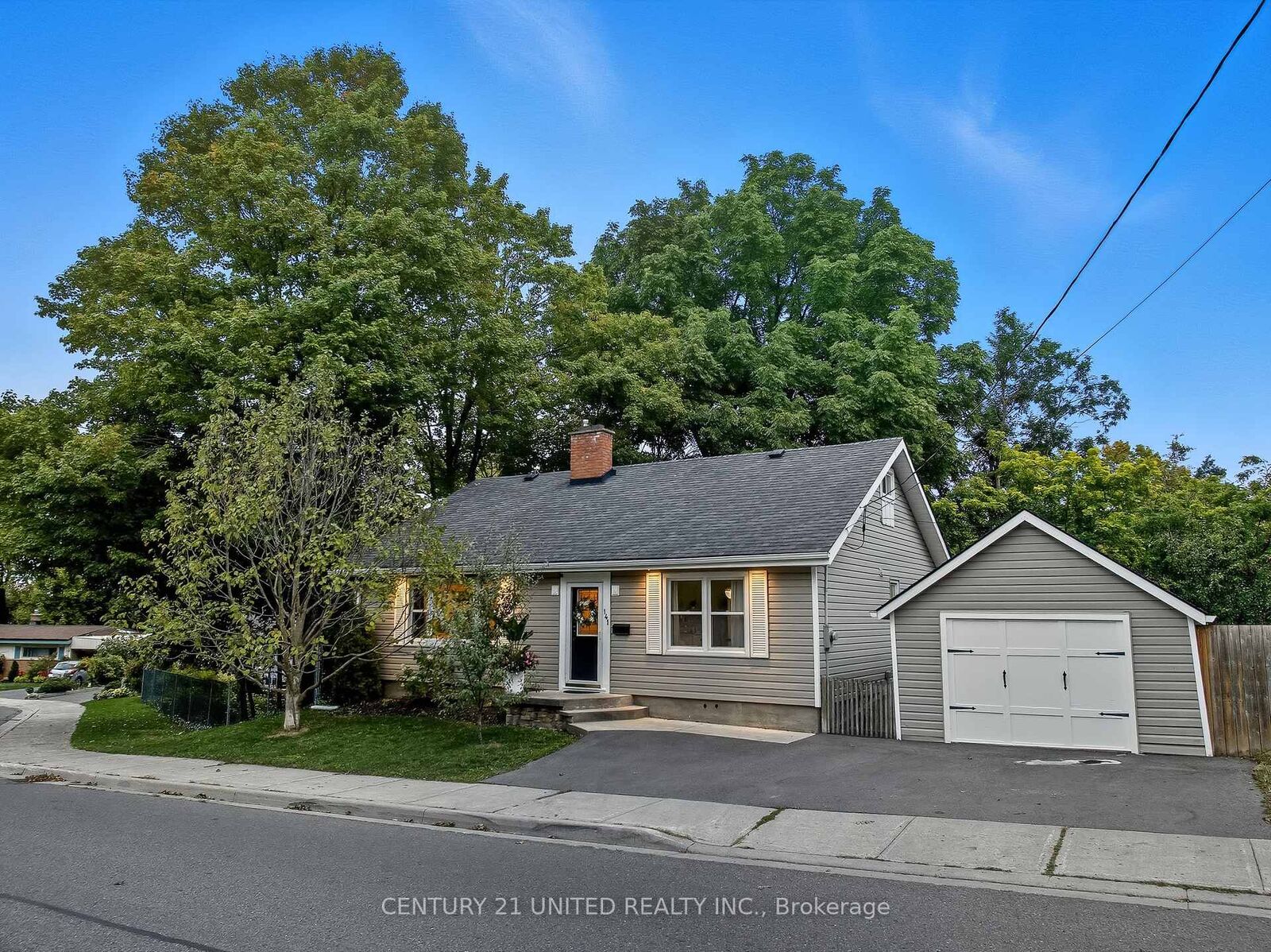 Photo de la propriété:  141 O'Carroll Avenue  ON K9H 4V2 