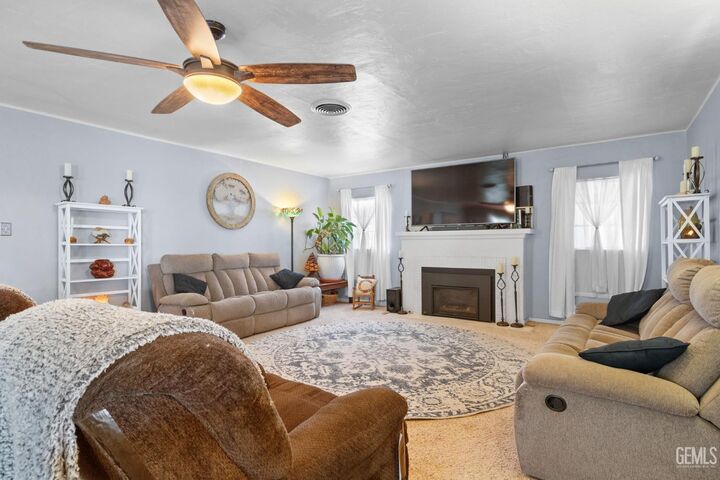 Property Photo:  3010 Elmwood Avenue  CA 93305 