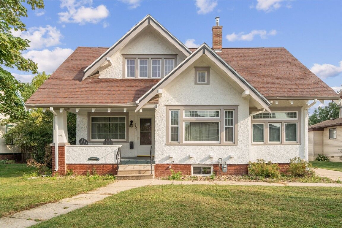 Property Photo:  2020 Grande Avenue SE  IA 52403 