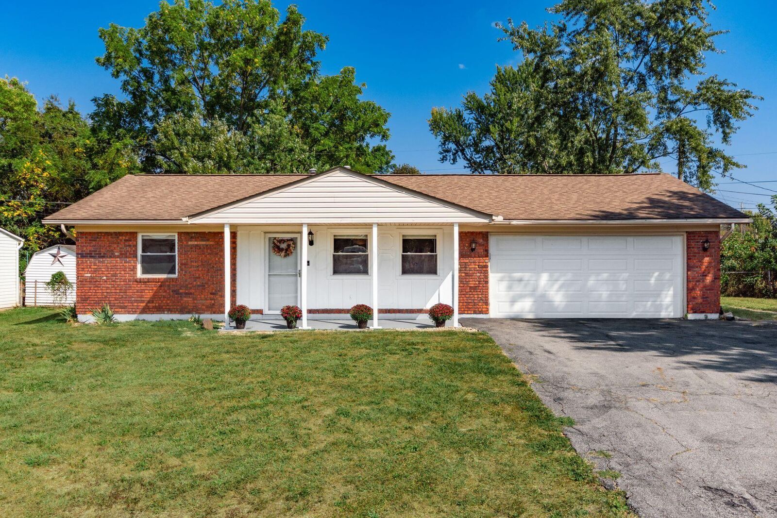 Property Photo: 3114 Wessex Court OH 43232