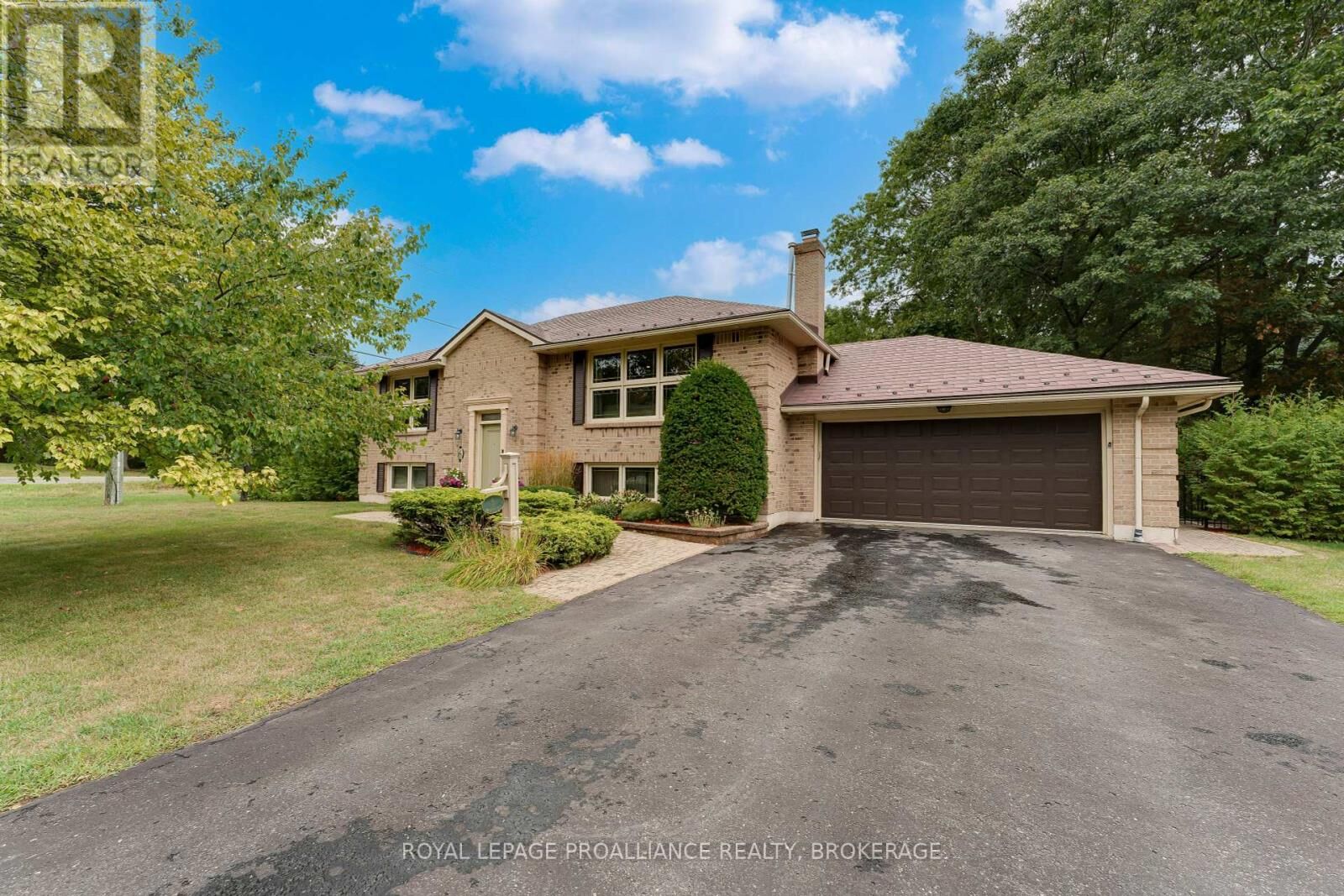 Property Photo:  6 Faircrest Boulevard  ON K7L 4V1 