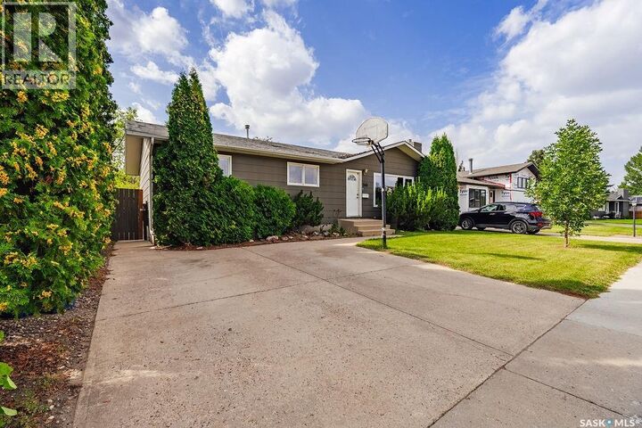 Property Photo:  243 Roborecki Crescent  SK S7K 5L1 