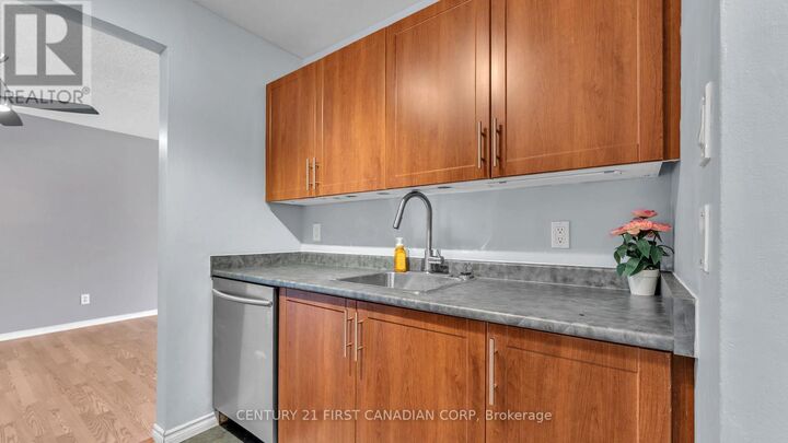 Property Photo:  739 Deveron Crescent 203  ON N5Z 4Y1 