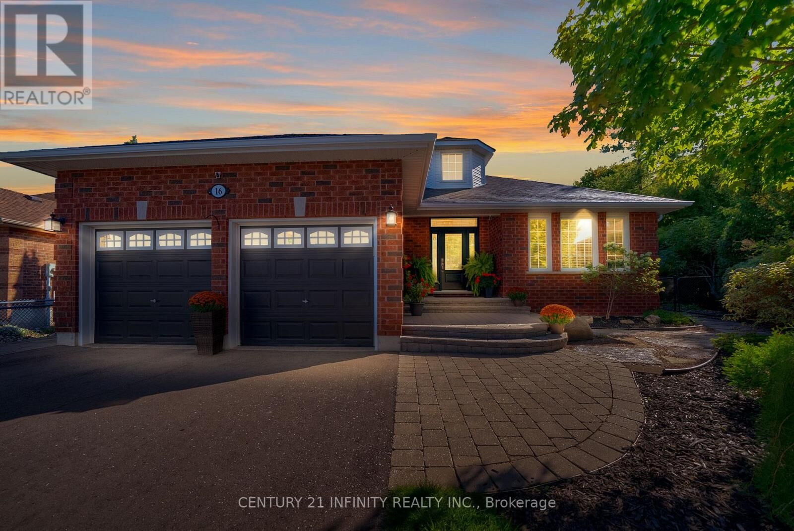 Property Photo: 16 Lori Boulevard ON K9V 6B6